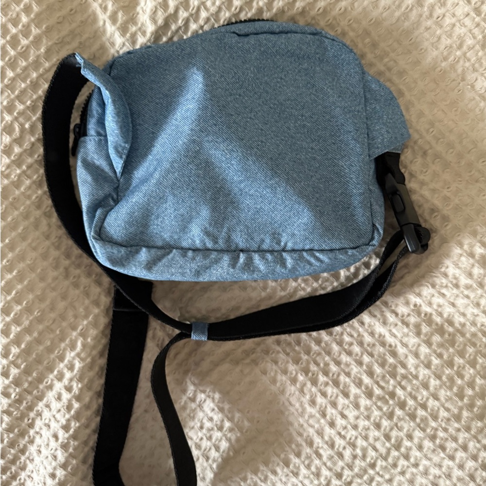NWOT BAGGU Blue Belt Bag with Black Strap Fanny Pack digital denim - Picture 3 of 8